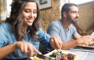 5 Simple Mindfulness Tricks to Eat Less