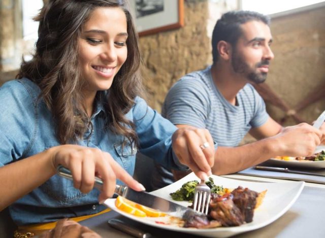 5 Simple Mindfulness Tricks to Eat Less